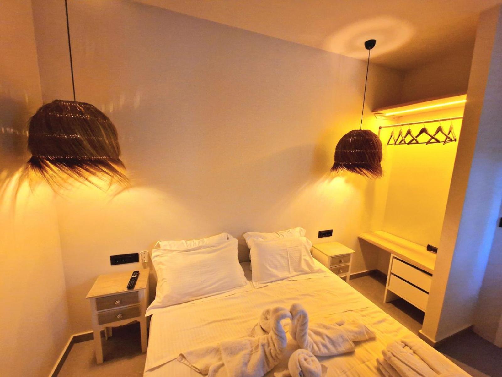 Pine Trees Art Hotel Ixia  Bilik gambar